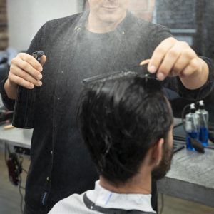 cerrar hombre cortandose el pelo (1)