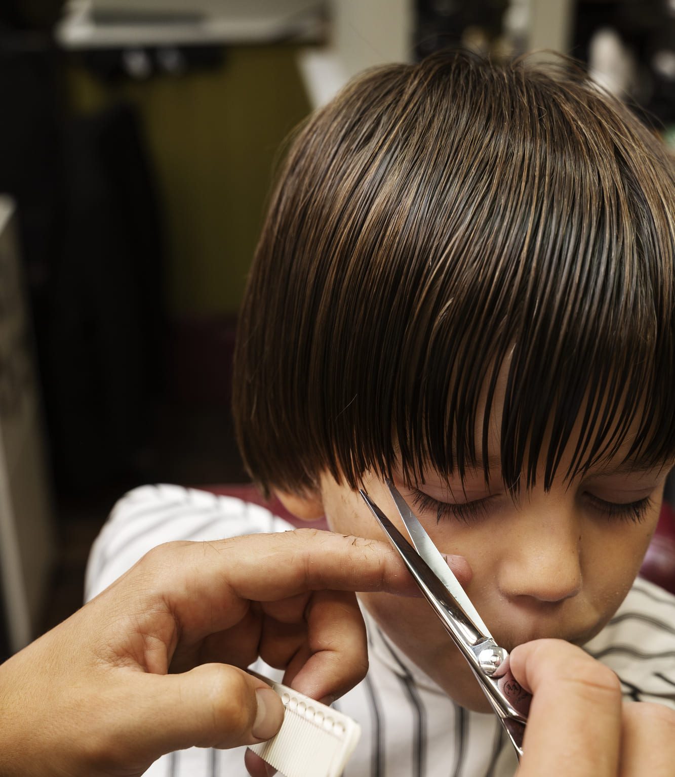 nino de alto angulo cortandose el pelo (1) (1)